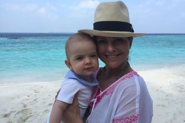 Le prince Nicolas de Suède avec sa maman, photo postée par la princesse Madeleine sur Facebook le 21 janvier 2016
