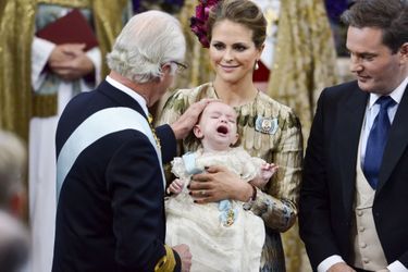 Le prince Nicolas de Suède avec ses parents et son grand-père le roi Carl XVI Gustaf à son baptême, le 11 octobre 2015