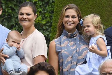 Les deux soeurs Victoria et Madeleine, princesses de Suède, avec leurs enfants, Oscar et Leonore
