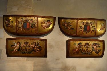 Les panneaux de caisse d'origine du carrosse du sacre de Charles X, ornés d'emblèmes royaux  