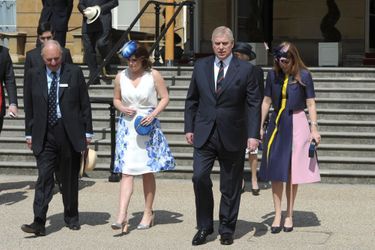 Les princesses Eugenie et Beatrice d&#039;York avec le prince Andrew dans les jardins de Buckingham Palace, le 26 mai 2016