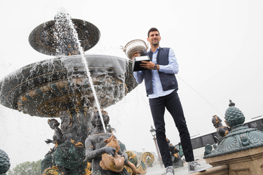 Novak Djokovic devant la fontaine des Mers, place de la Concorde