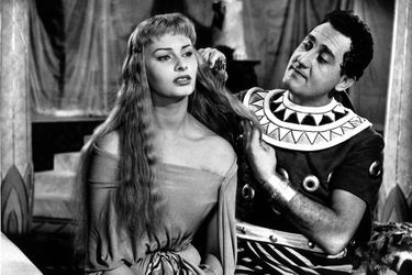 Sofia Loren dans le rôle de Cléopâtre et de Nisca dans le film &quot;Deux nuits avec Cléopâtre&quot; de Mario Mattoli sorti en 1953