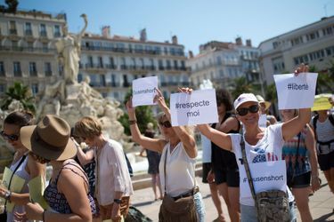 Une centaine de personnes ont défilé en short à Toulon samedi