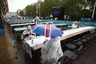 Devant Buckingham Palace, un pique-nique géant et… pluvieux