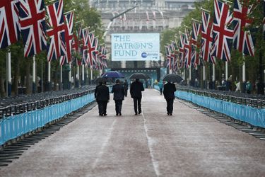 Devant Buckingham Palace, un pique-nique géant et… pluvieux