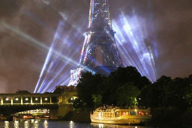 La Tour Eiffel éblouit le ciel de Paris - 14 juillet