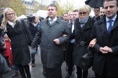 Avec le ministre allemand Sigmar Gabriel, le 21 novembre, place de la République à Paris.