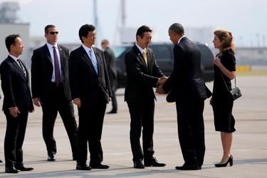 Barack Obama, accompagné de l'ambassadrice Caroline Kennedy, à son arrivée à Iwakuni