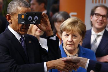 Barack Obama et Angela Merkel ont essayé un casque de réalité virtuelle à la Foire de Hanovre, le 25 avril 2016.