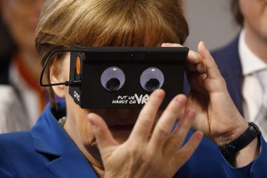 Barack Obama et Angela Merkel ont essayé un casque de réalité virtuelle à la Foire de Hanovre, le 25 avril 2016.
