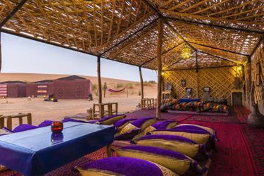 Le Rub’ Al-Khali est l’un des plus grands déserts du monde. C’est un épisode pénible qu’y vit Drake dans Uncharted 3, après un crash d’avion. Si l’on veut goûter à ce dépaysement et jouer les aventuriers (mais avec plus de confort que Drake), on se laissera tenter par Ali &amp; Sara’s Desert Palace à Merzouga<br />
, au Maroc. Les tentes sont décorées de façon traditionnelle et le sable s’étend à perte de vue. 