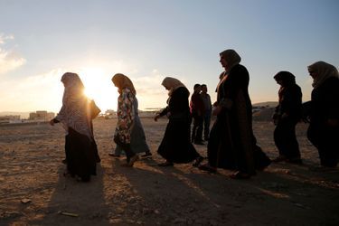 Des femmes palestiniennes entrent sur le territoire israélien