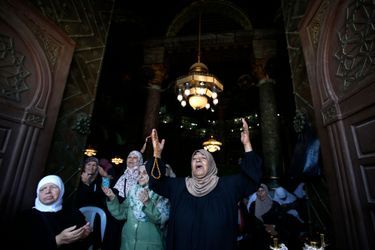 Des femmes palestiniennes prient à l&#039;entrée de la Mosquée