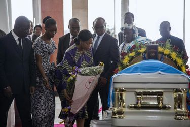 Des membres de la délégation ivoirienne se recueillent sur le cercueil de Papa Wemba