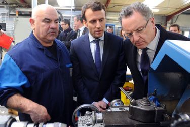 Emmanuel Macron avec Richard Ferrand (à droite), lors d&#039;une visite de Breizh-Usinages Services en Bretagne, en janvier