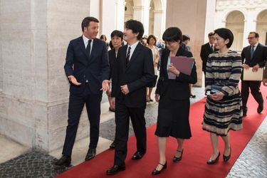 La princesse Kiko et le prince Akishino du Japon avec Matteo Renzi à Rome, le 11 mai 2016