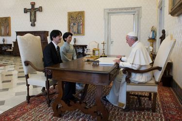 La princesse Kiko et le prince Akishino du Japon avec le pape François au Vatican, le 12 mai 2016