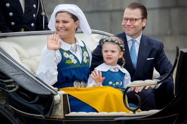 La princesse Victoria de Suède et le prince consort Daniel avec la princesse Estelle à Stockholm, le 6 juin 2016