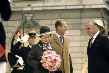 La reine Elizabeth II accueillie par le président Georges Pompidou à l&#039;Elysée, en mai 1972