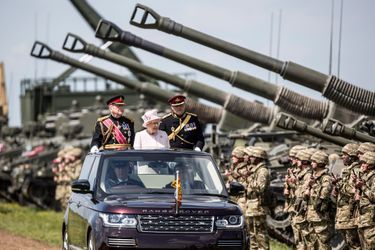 La reine Elizabeth II au camp militaire de Larkhill, le 26 mai 2016