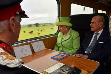 La reine Elizabeth II dans le train en direction de la gare de Bellarena, le 28 juin 2016