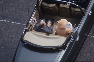La reine Elizabeth II et François Mitterrand descendent les Champs Elysée en j uin 1992