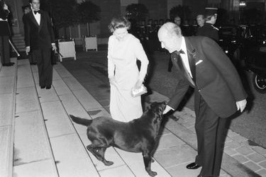 La reine Elizabeth II et Valery Giscard d’Estaing le 24 octobre 1979 au Palais de l'Elysée, avec Samba, la chienne offerte par Sa Majesté au pr