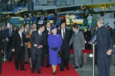 La reine Elizabeth II lors de la visite de l&#039;usine d&#039;assemblage Airbus à Toulouse, le 7 avril 2004. 