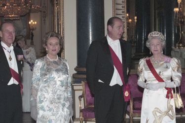 La reine Elizabeth II reçoit le président français Jacques Chirac et son épouse Bernadette, à Buckingham en mai 1996