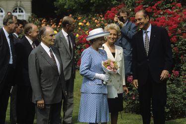 La reine Elizabeth II reçue dans les jardins de Bagatelle au bois du Boulogne par François Mitterrand et Jacques Chirac en juin 1992.