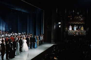La reine Elizabeth II regarde la scène du London Palladium, où la chanteuse Mireille Mathieu en robe bleue, chante le "God Save the Queen", le 16...