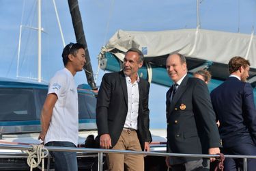 Le prince Albert II de Monaco avec Mike Horn à Monaco, le 6 mai 2016