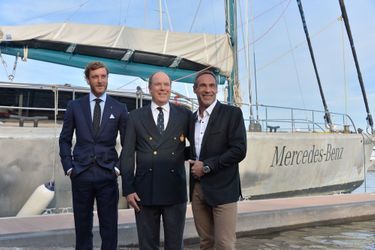 Le prince Albert II de Monaco et Pierre Casiraghi avec Mike Horn à Monaco, le 6 mai 2016