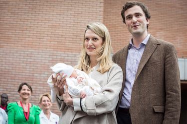 Le prince Amedeo de Begique avec sa femme Lili et leur fille Anna Astrid à Bruxelles, le 20 mai 2016