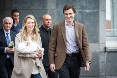 Le prince Amedeo de Begique avec sa femme Lili et leur fille Anna Astrid à Bruxelles, le 20 mai 2016
