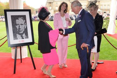 Le prince Charles avec Joan Collins et Gemma Arterton à Buckingham Palace à Londres, le 17 mai 2016