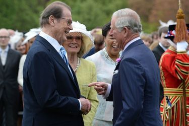 Le prince Charles avec Roger Moore à Buckingham Palace à Londres, le 17 mai 2016