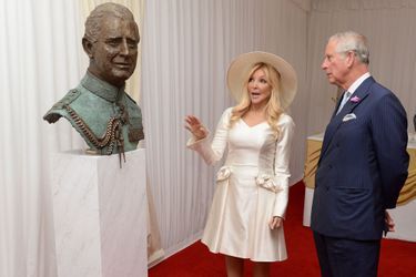 Le prince Charles avec la sculptrice Lady Petchy à Buckingham Palace à Londres, le 17 mai 2016