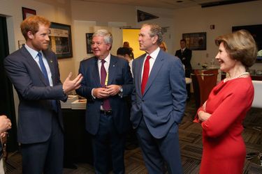 Le prince Harry avec George W. Bush et sa femme Laura à Orlando, le 8 mai 2016