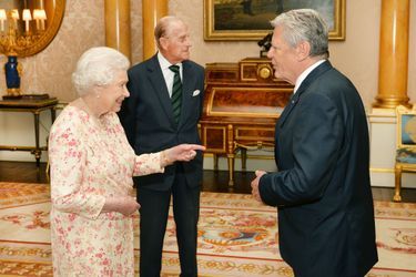 Le reine Elizabeth II et le prince Philip avec le président allemand Joachim Gauck à Londres, le 1er juin 2016