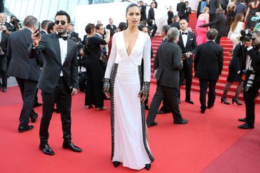 Le top Adriana Lima sur le tapis rouge du Festival de Cannes, le 17 mai 2016.