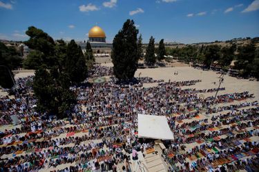 Les Palestiniens ayant réussi à passer prient sur l&#039;Esplanade de la Mosquée Al-Aqsa à Jérusalem