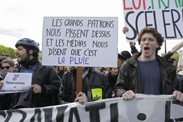 Les opposants à la loi Travail une nouvelle fois dans la rue pour alerter les députés à Paris, le 3 mai 2016.