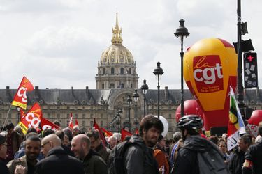 Les opposants à la loi Travail une nouvelle fois dans la rue pour alerter les députés à Paris, le 3 mai 2016.