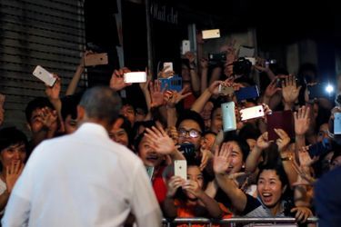 Obama a provoqué l&#039;émeute à sa sortie du restaurant à Hanoï