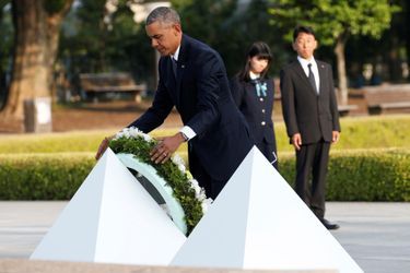 Obama déposant une gerbe au parc du Mémorial de la Paix à Hiroshima