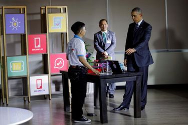 Obama discutant avec un entrepreneur à Ho-Chi-Minh-Ville