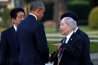 Obama discutant avec un survivant d'Hiroshima