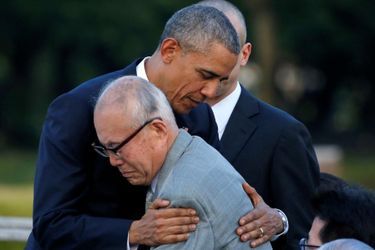 Obama enlaçant un survivant de l'attaque nucléaire de 1945 à Hiroshima